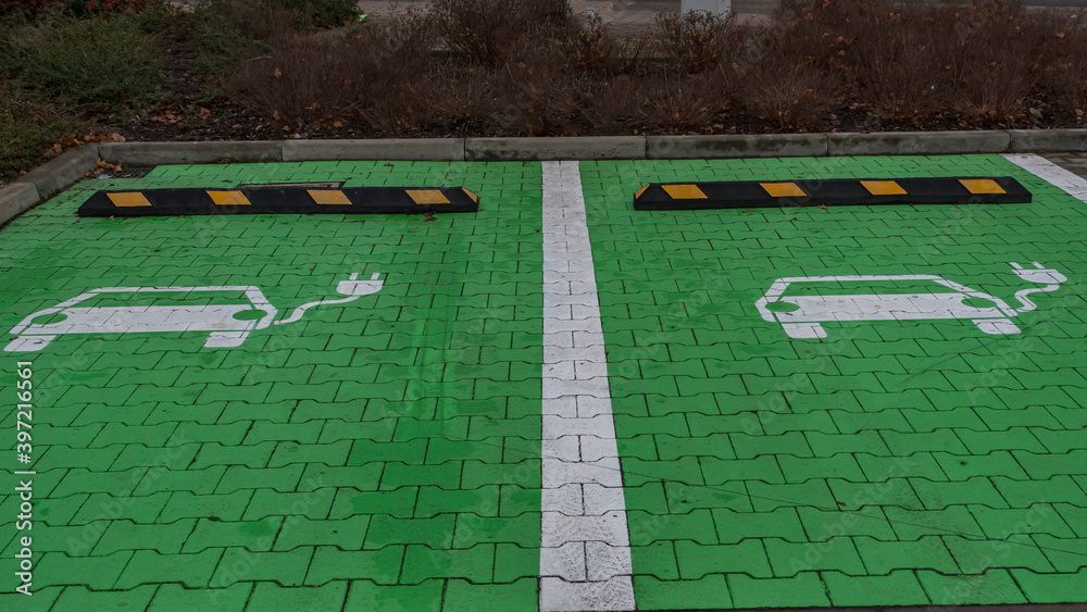 Obraz premium Zwei Parkplätze für das Tanken von Elektroautos