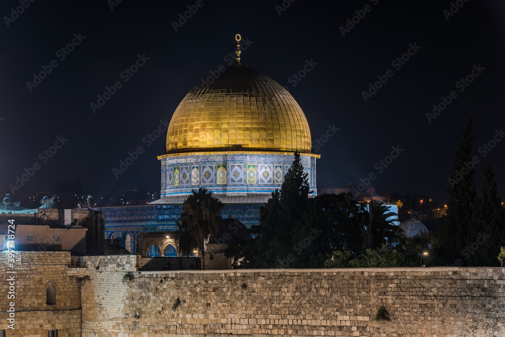 Obraz premium Night view of Golden Dome of the Rock ,western wall on Temple Mount of Old City of Jerusalem, Israel. One of the oldest extant works of Islamic architecture