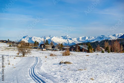 Paysage enneigé en Haute-Savoie par une belle journée ensoleillée © patrick