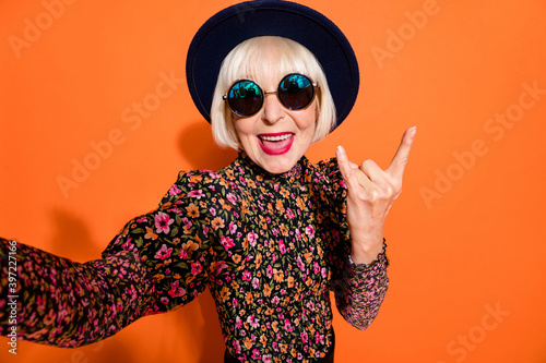 Foto Portrait of old funky crazy smiling good mood lady take selfie showing rock n ro