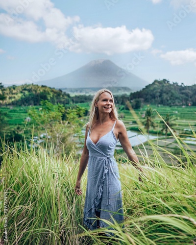 Obraz na plátně Woman in the ricefield with a view over Agung Volcano in Bali