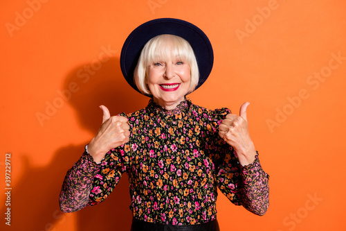 Tableau sur toile Photo portrait of happy positive grandmother in stylish clothes demonstrating th