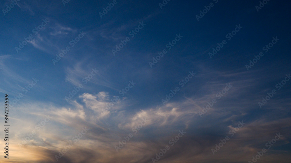 Voile de Cirrus illustrant le ciel de jolies teintes jaunâtres