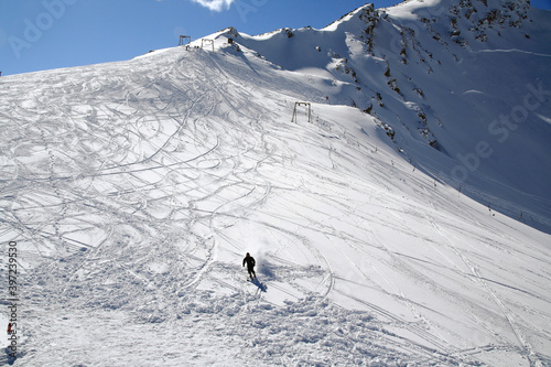 Quadro su tela A skier at the top of the ski slope of Mount Cheget, Elbrus region, Caucasus