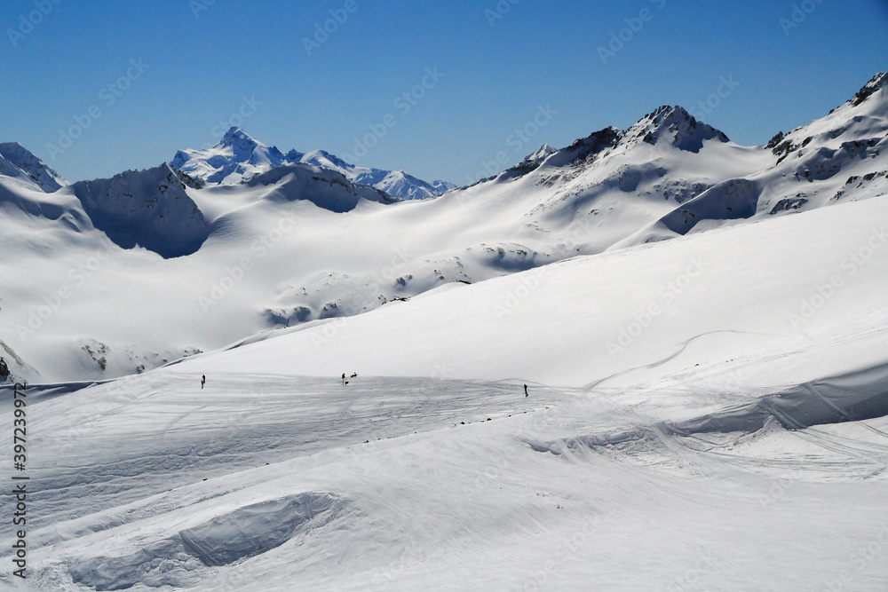 Fototapeta premium Skiers on the Azau glacier on the slope of Mount Elbrus, Elbrus region, Caucasus