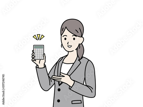 税理士　電卓を持つ　スーツ姿の女性