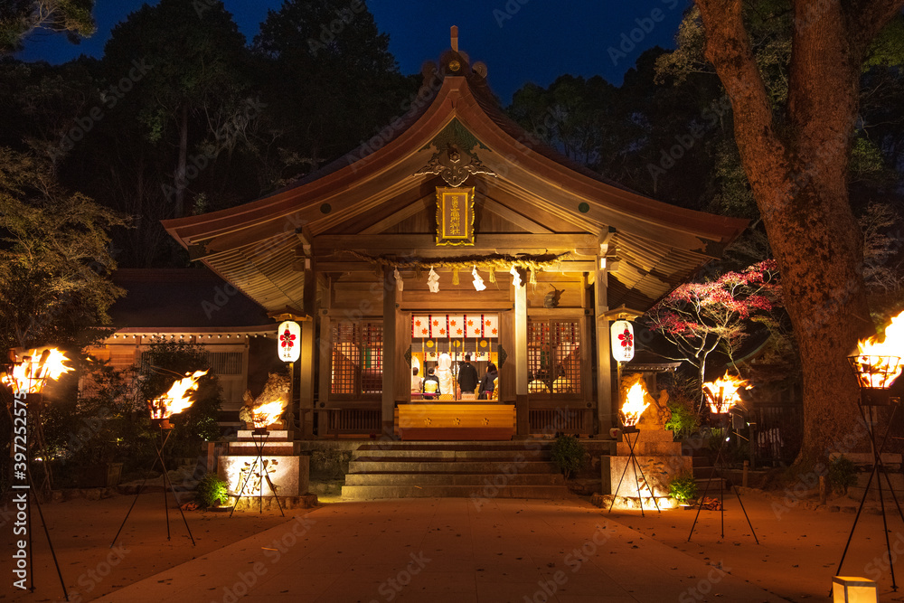 秋の竈門神社の夜景
