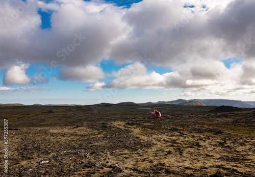 Hubschrauber Helikopter Island Reykjavík Thrihnukagigur Vulkan Skigebiet Abenteuer Landung Rotor rot Pilot einfliegen Landeplatz Wildnis Lavafeld Reise Tourismus Luxus Exkursion photo