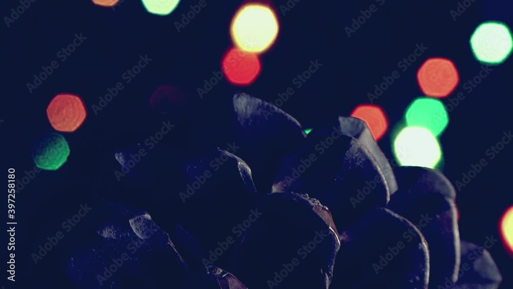 Natale vintage, pigna  con luci a intermittenza colorate.
