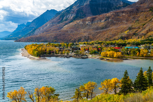 Billede på lærred Upper Waterton Lake lakeshore in autumn foliage season sunny day morning