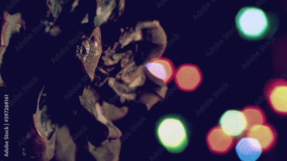Natale vintage, pigna  con luci a intermittenza colorate.