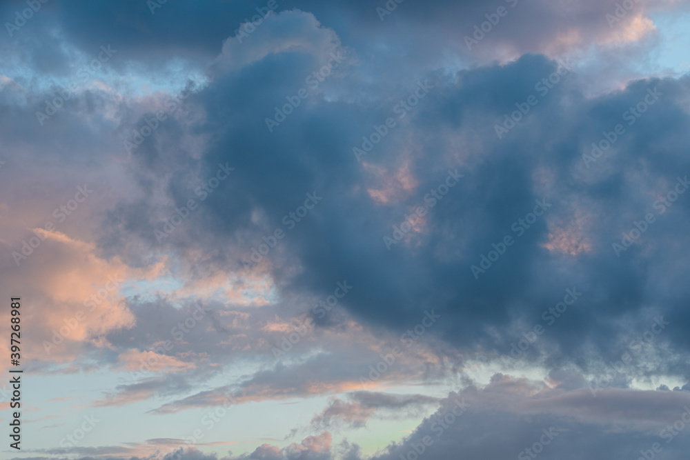Obraz premium Panoramic view of pink clouds in sunset sky