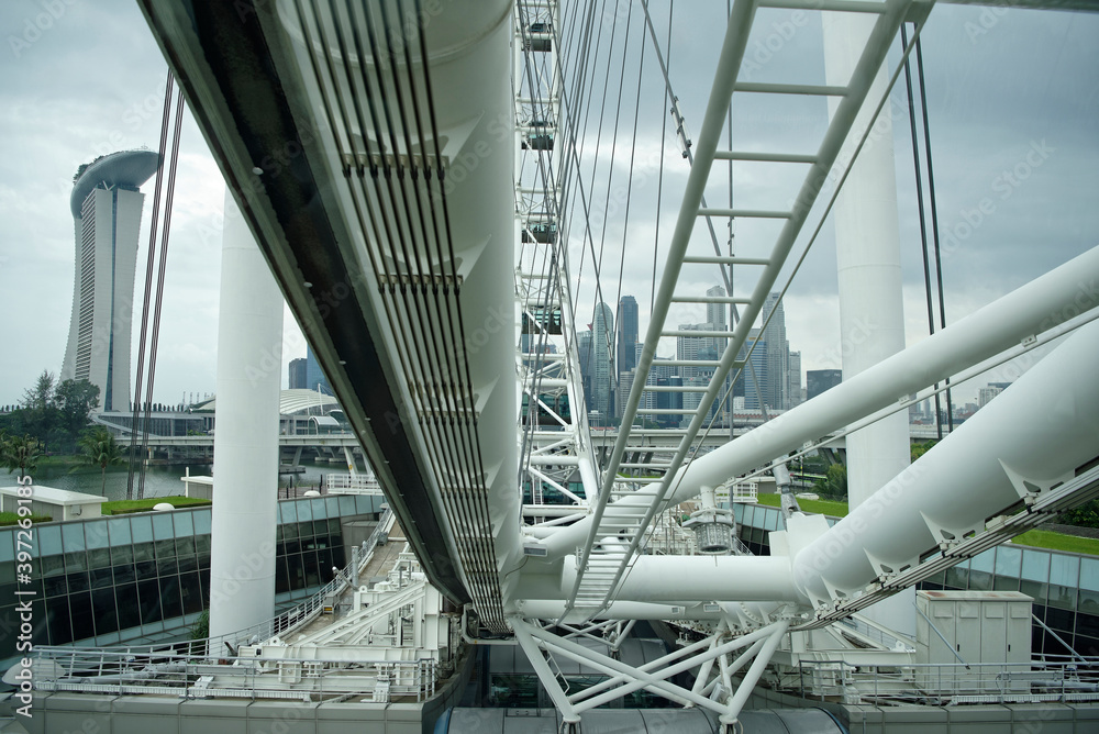 Singapore Flyer-It reaches the height of a 55-storey building, having a total height of 165 m Singapore Flyer-It reaches the height of a 55-storey building, having a total height of 165 m