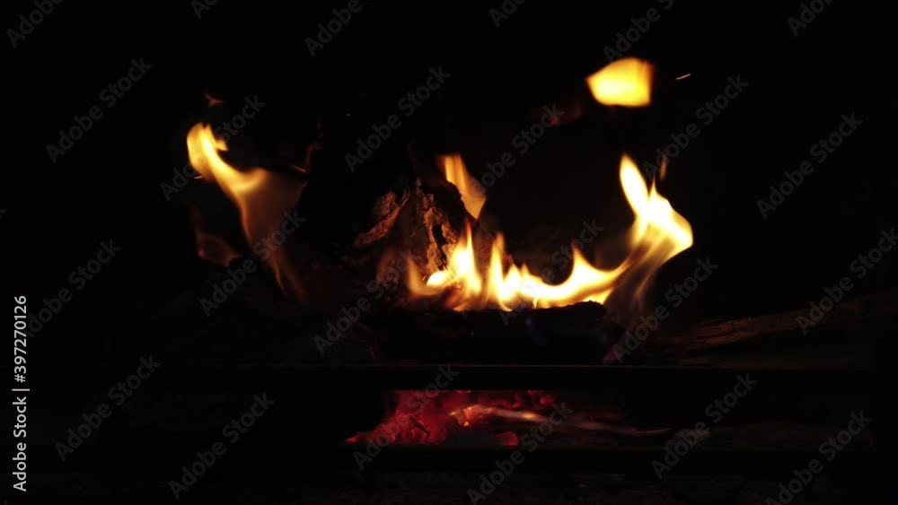 sensacion calor de hogar y bienestar con fuego de chimenea en casa