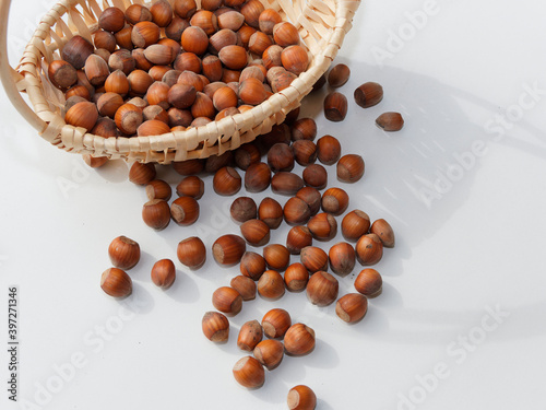 Noisettes mûres dans un panier. Fruits secs du noisetier européen (Corylus avellana). Ceuillette d'automne photo