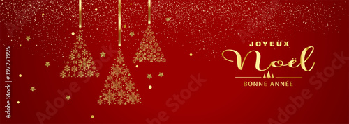 carte ou bandeau sur Joyeux Noël et Bonne Année en or sur un fond rouge en dégradé avec des paillettes or et des flocons de neiges qui forment 3 sapins de Noël en or