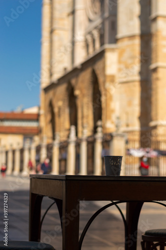Fototapeta Naklejka Na Ścianę i Meble -  disfrutando de una taza de cafe en un  día soleado por el centro histórico de León