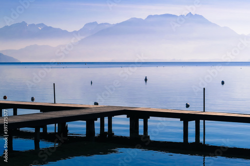 Lac d'Annecy sous la brume, France