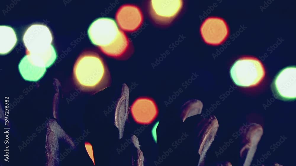 Natale vintage, pigna  con luci a intermittenza colorate.