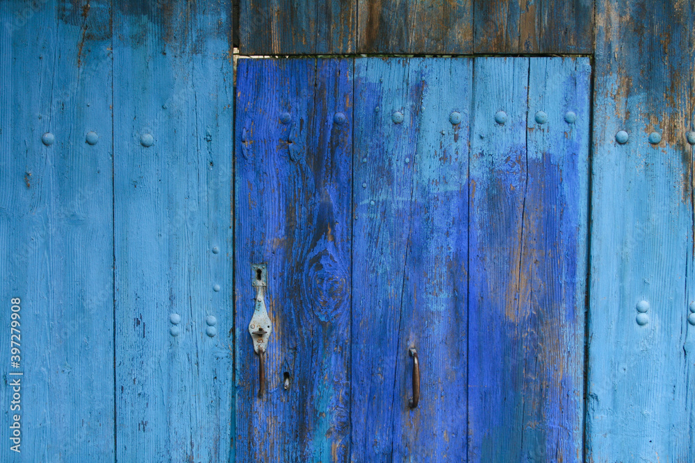 porte ancienne en bois avec des dégradés de bleu
