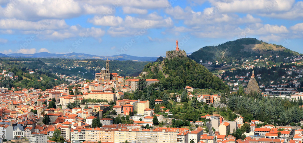 Vue d'ensemble de la ville  du Puy-en-Velay en Auvergne- Rhône- Alpes.