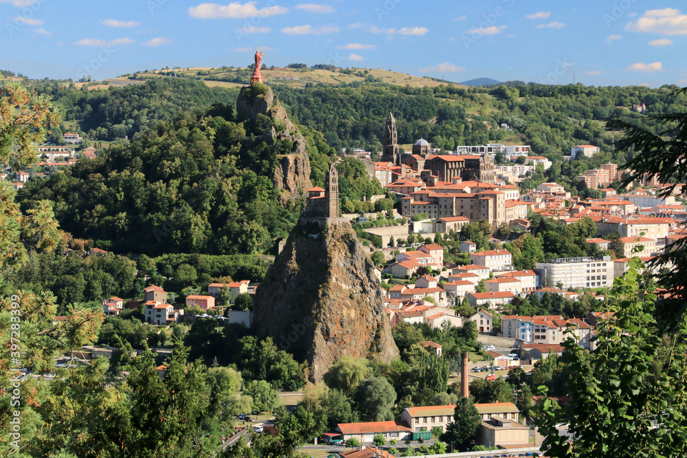 Les pitons rocheux et la cathédrale surplombants la ville du Puy-en-Velay.