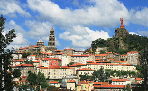 Maisons et clocher de la cathédrale du Puy-en-Velay surmontés du Rocher Corneille.