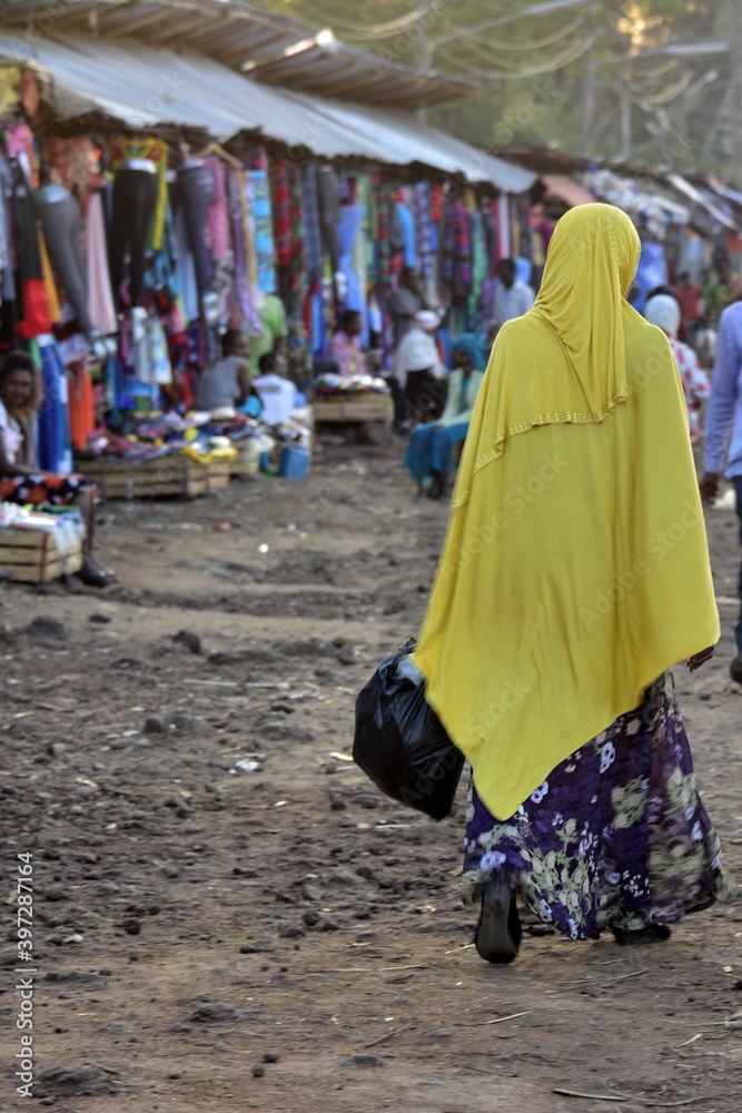 Mujer de espaldas, vestida con ropa tradicional, paseando por el mercado de la ciudad de Bahir Dar, en el noroeste de Etiopia