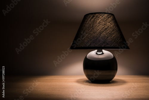 Czarna lampka nocna z żółtym światłem photo