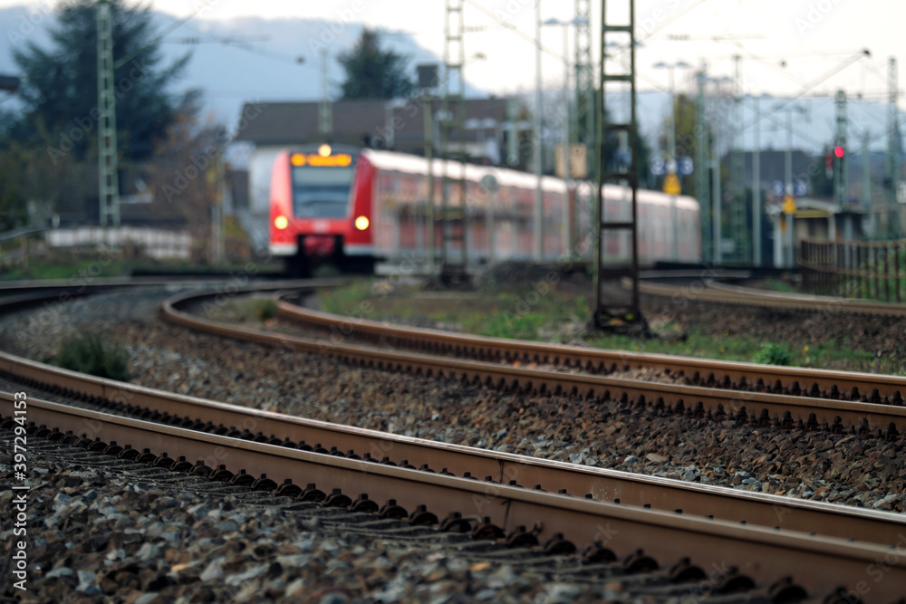 Roter Nahverkehrszug der Bahn in einer Kurve auf der Rheinstrecke bei Leutesdorf am Mittelrhein in Rheinland-Pfalz - Stockfoto Roter Nahverkehrszug der Bahn in einer Kurve auf der Rheinstrecke bei Leutesdorf am Mittelrhein in Rheinland-Pfalz - Stockfoto