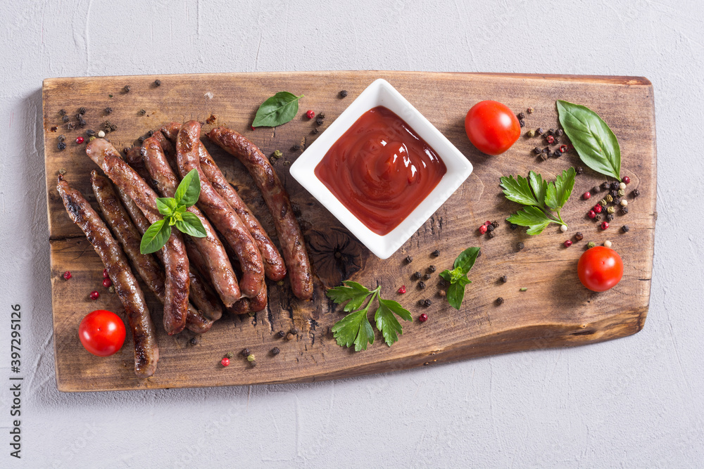 Grilled sausages with tomatoes , pepper and rosemary Grilled sausages with tomatoes , pepper and rosemary