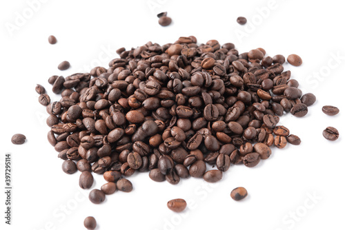 Chicchi di caffè arabica isolati su fondo bianco 