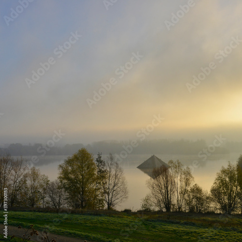 Carré soleil levant dans la brume aux étangs de Cergy (95000), Val-d'Oise en Île-de-France, France