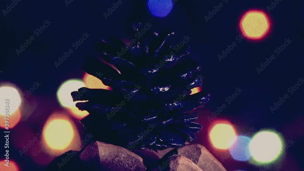 Natale vintage, pigna  con luci a intermittenza colorate.