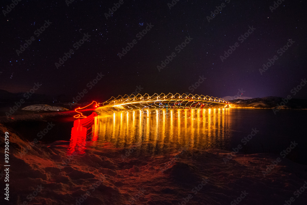 Fototapeta premium Verschwommene Nachtaufnahme Brücke Sommaroy, Troms og Finnmark, Norwegen