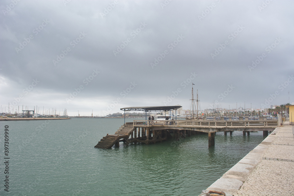 Ein Hafen in Portugal an ummandelt von dunklen Wolken