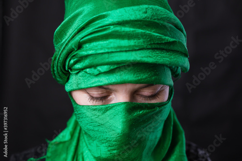 Tableau sur toile Beautiful muslim woman dressed in green headscarf