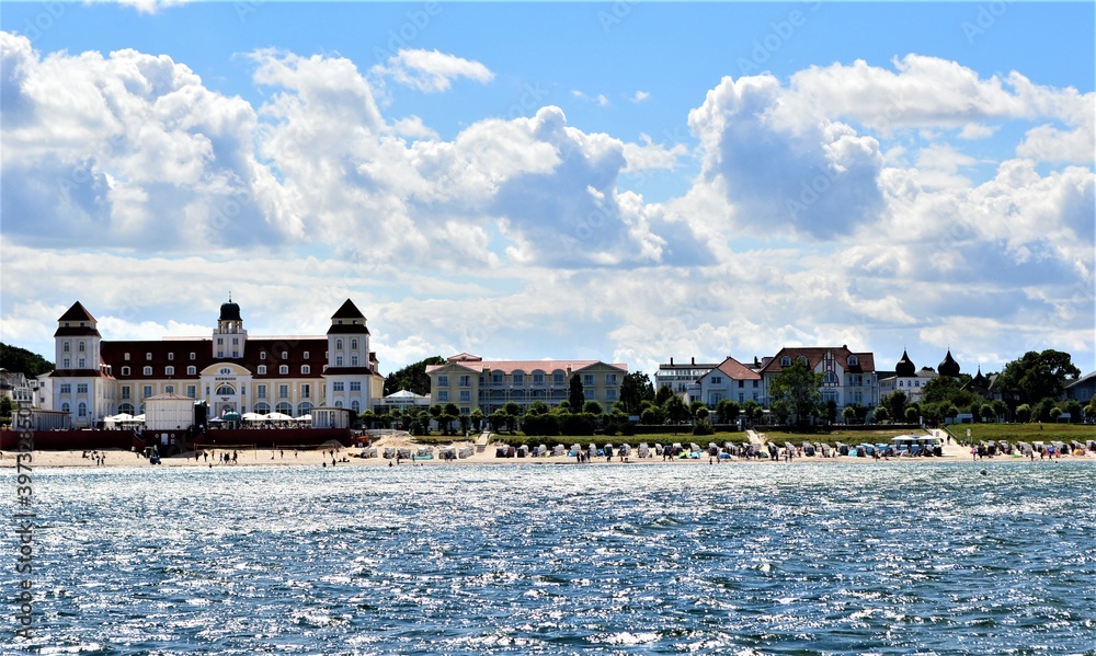 Fototapeta premium Blick auf Binz im Sommer von der Seeseite