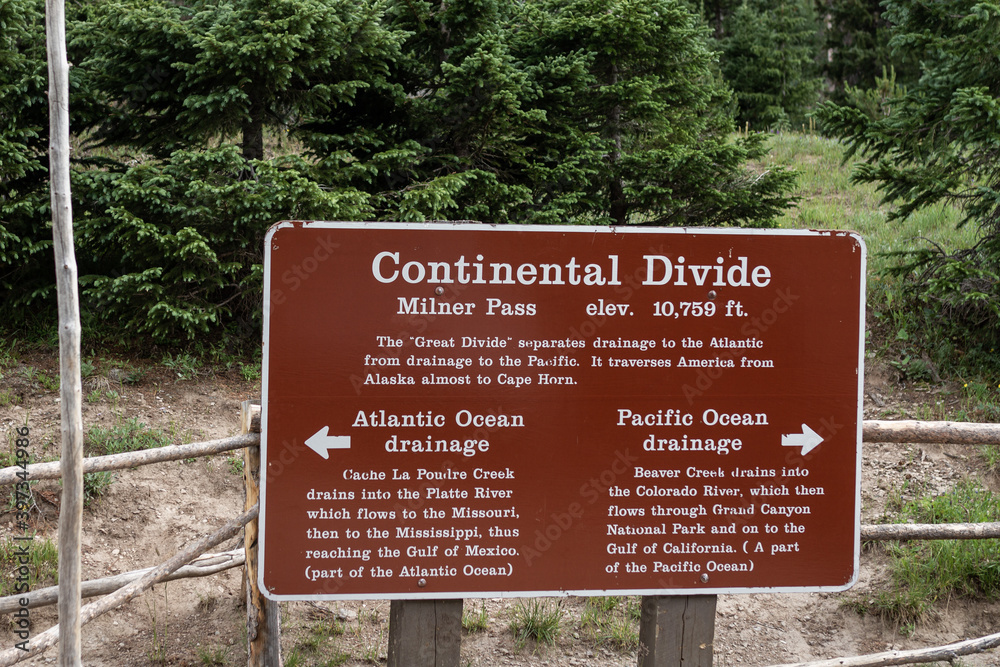 Sign of Continental divide of atlantic and pacific ocean in rocky mountains national park in america
