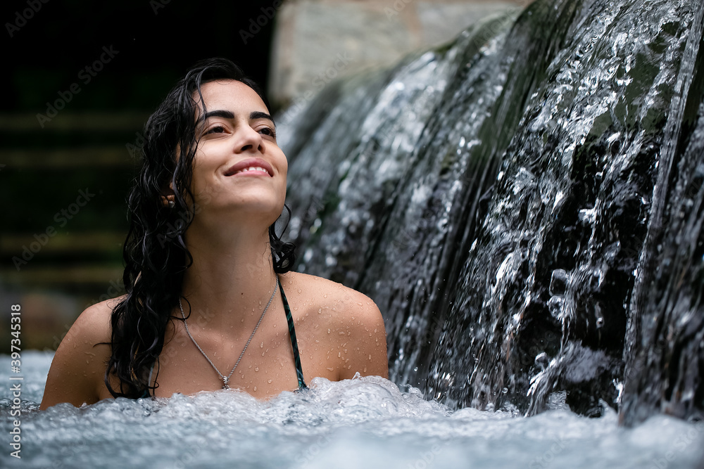 Obraz premium A brunette woman relaxing in the waters of a river. Leisure. healthy life. Resort in the midwest of Brazil. Cerrado. Lifestyle. Life in Nature. Nature journey 