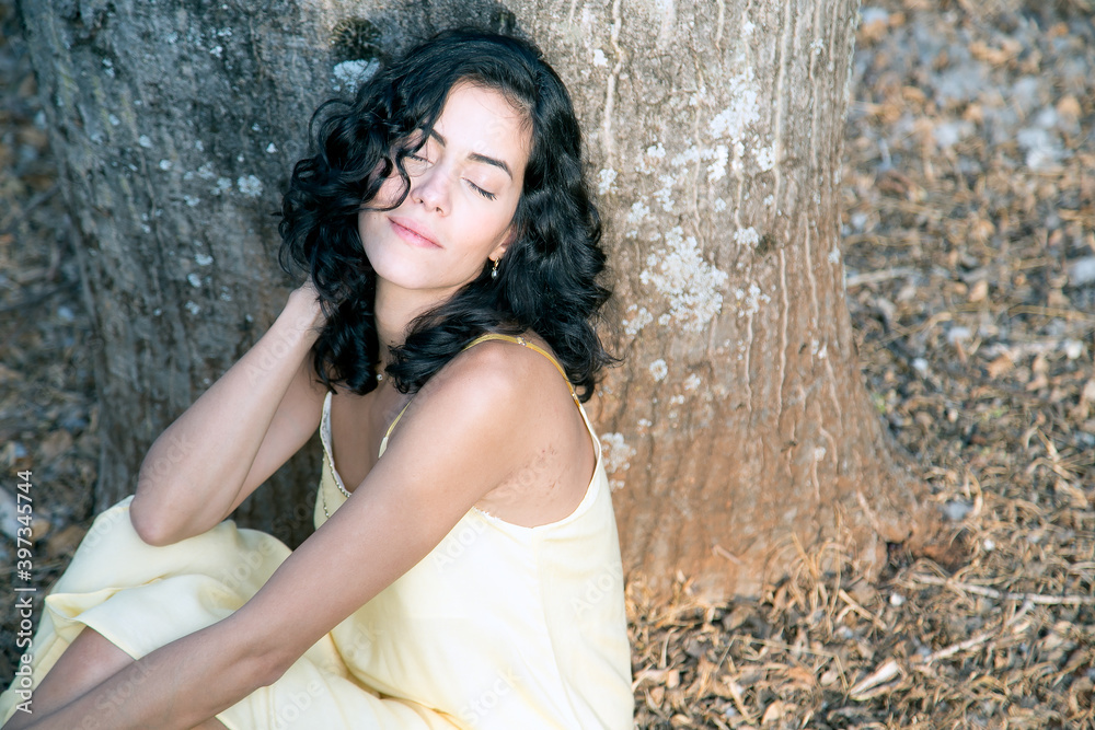 A beautiful brunette woman and the garden of the neighborhood. Ela está usando um vestido casual amarelo. Fashion. Lifestyle. Brazilian model. A beautiful brunette woman and the garden of the neighborhood. Ela está usando um vestido casual amarelo. Fashion. Lifestyle. Brazilian model.