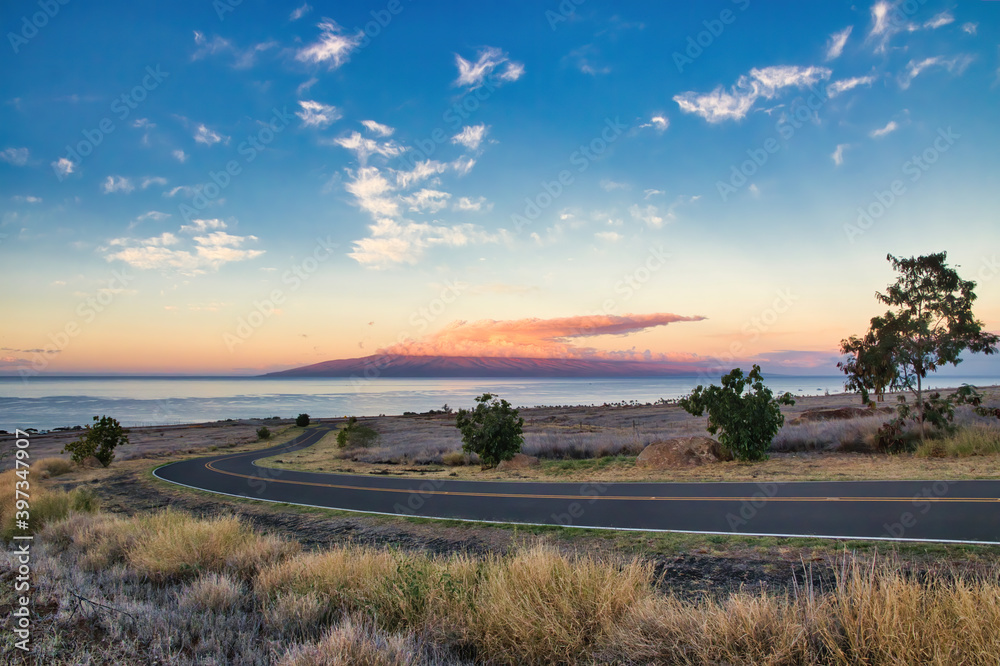 Obraz premium Curve in an asphalt road seemingly leading to paradise.