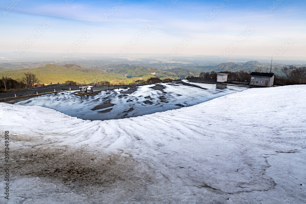日本　栗駒国定公園栗駒山いわかがみ平雪解けの駐車場