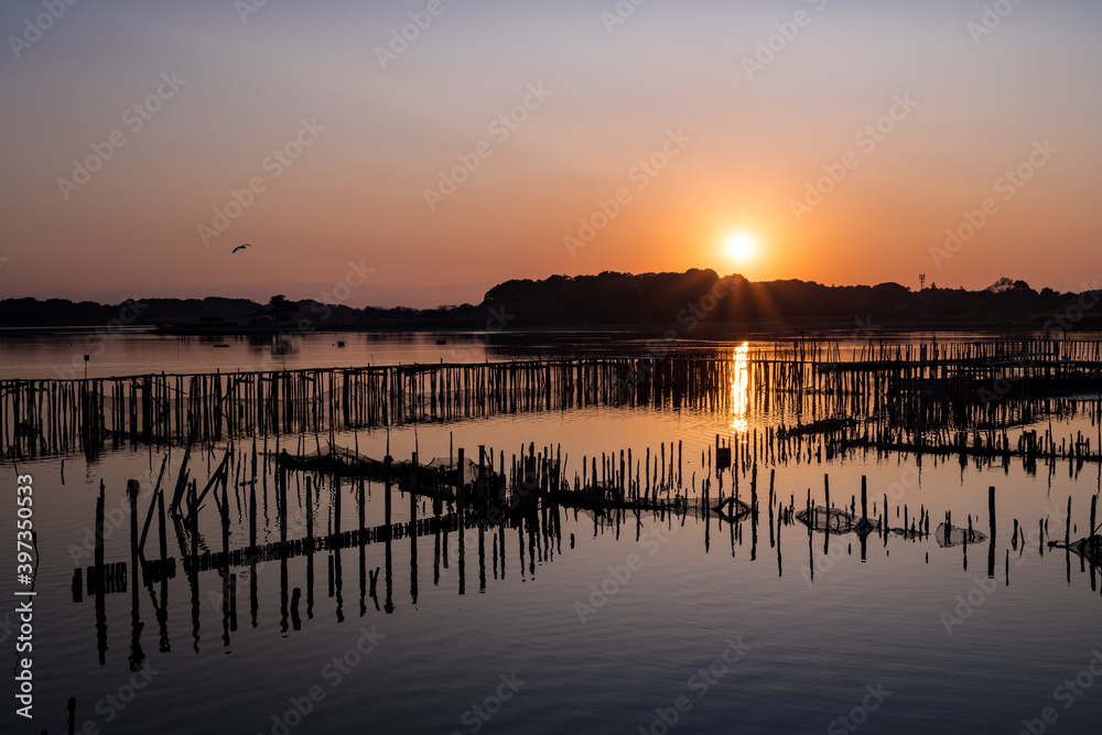 Obraz premium 朽ちた桟橋と夕暮れ
