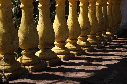 Colunas amarelas com sombra photo