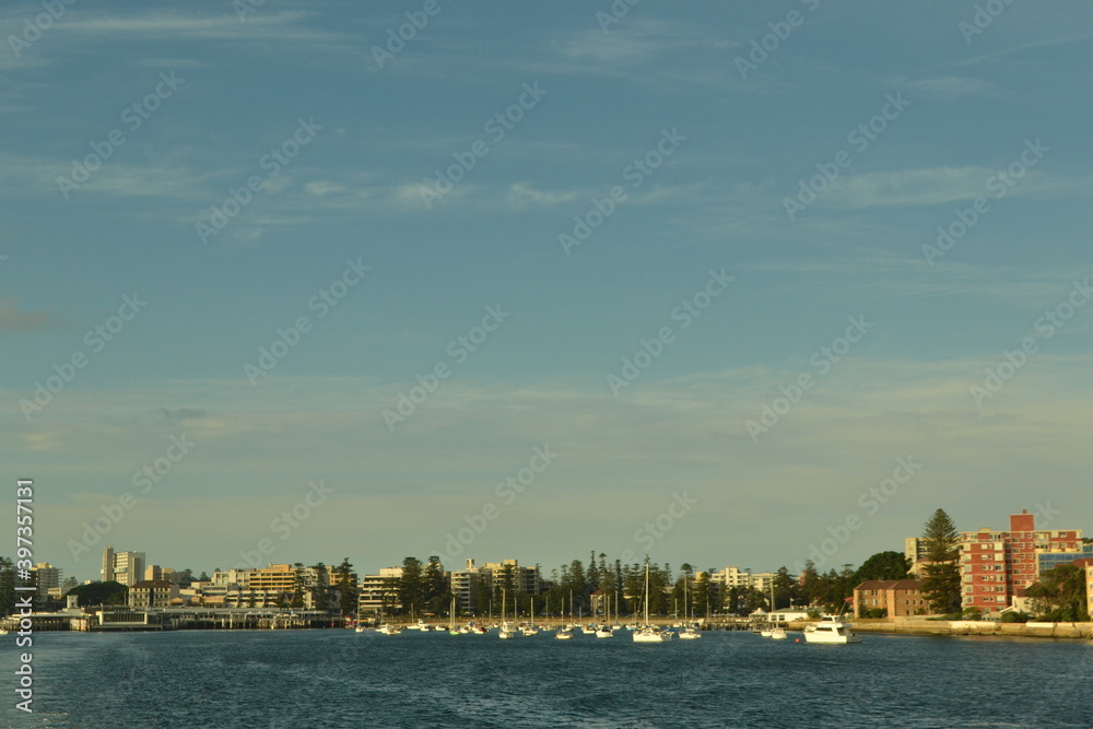 Vista de la costa desde el barco que cruza a Manly beach - Australia