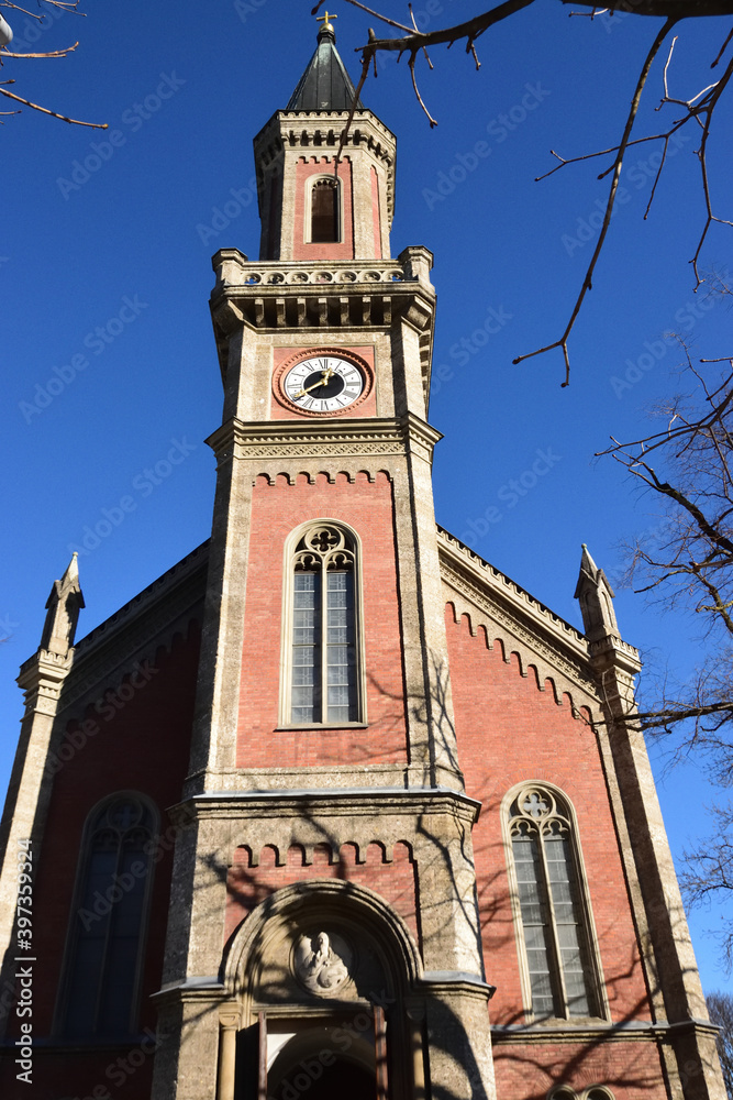 Obraz premium 街中に佇む歴史を感じさせる教会