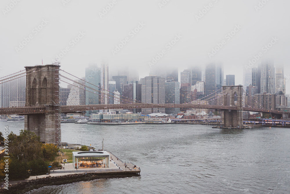 Obraz premium View of the Brooklyn Bridge from the Manhattan Bridge, in New York City