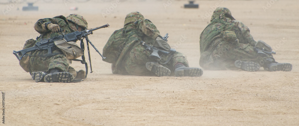 匍匐する陸上自衛隊の隊員stock Photo Adobe Stock