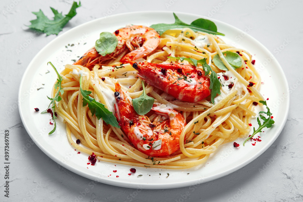 Pasta with shrimps in white sauce